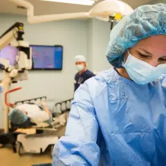 Kiedy można wrócić do pracy po operacji zaćmy? Sprawdź, co musisz wiedzieć