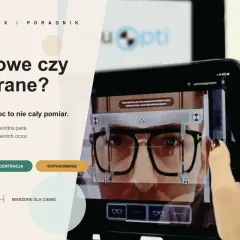 Co oznacza oś w okularach? Mężczyzna z okularami na nosie, na ekranie telefonu widoczne są jego oczy i parametry okularów.