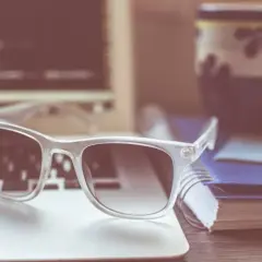 Jakie okulary przeciwsłoneczne po operacji zaćmy zapewnią najlepszą ochronę?