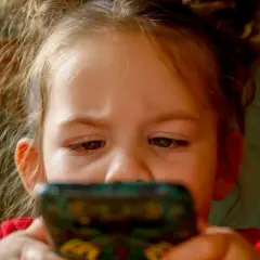 Co bardziej psuje wzrok komputer czy telefon? Sprawdź wpływ na oczy