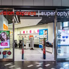 Wejście do salonu Vision Express z ekspozycją okularów i reklamą promocji.