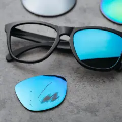 Zepsute okulary z niebieskimi soczewkami i zapasowe soczewki. Zastanawiasz się, czym skleić okulary metalowe?