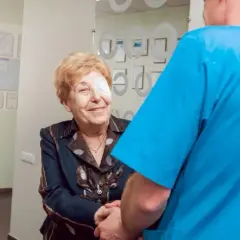 Kiedy po operacji zaćmy można iść na basen? Unikaj powikłań!