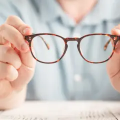 Czy można nosić stare okulary po operacji zaćmy? Sprawdź skutki!