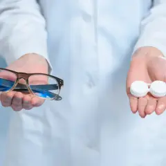 Soczewki czy okulary: kompletne porównanie wad i zalet korekcji wzroku