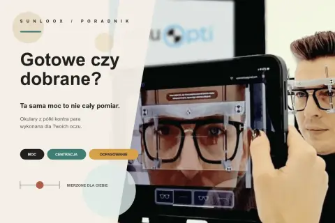 Co oznacza oś w okularach? Mężczyzna z okularami na nosie, na ekranie telefonu widoczne są jego oczy i parametry okularów.