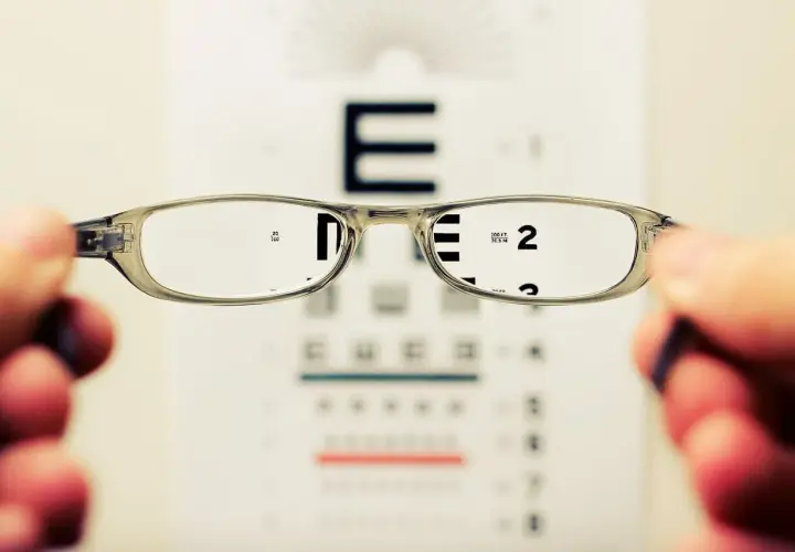 Wada wzroku minus 1 - kiedy musisz nosić okulary? Poradnik eksperta