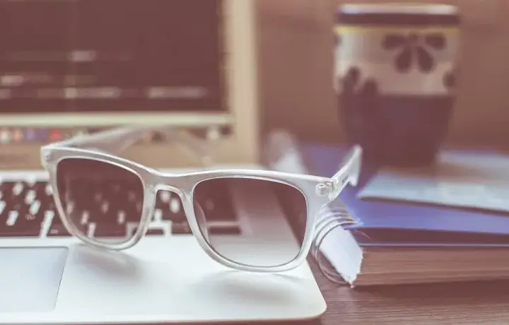 Jakie okulary przeciwsłoneczne po operacji zaćmy zapewnią najlepszą ochronę?