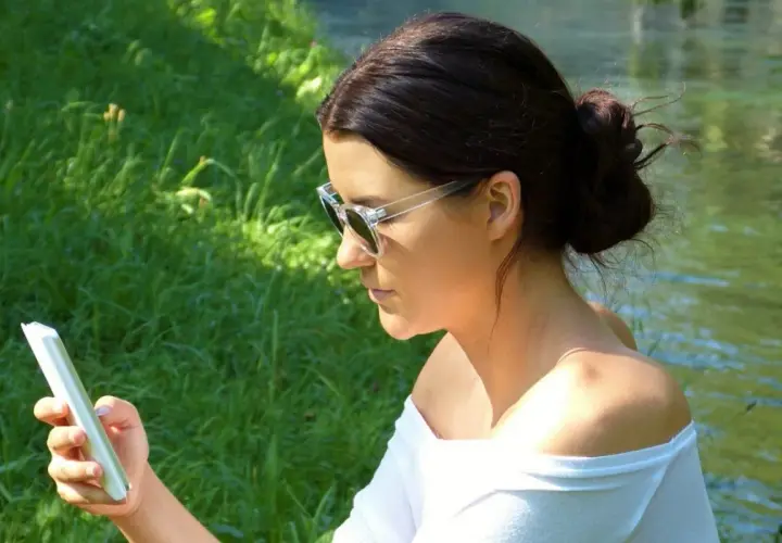 Czy telefon psuje wzrok? Poznaj prawdę i skuteczne sposoby ochrony oczu