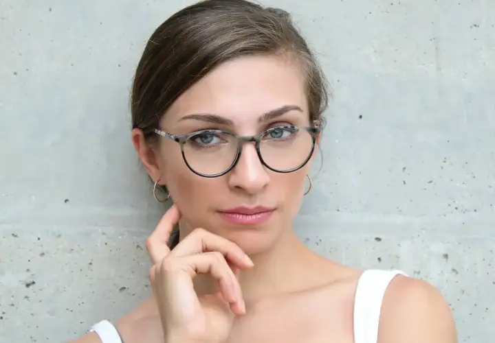 Dobór oprawek do szczupłej twarzy: 7 niezawodnych zasad wyboru okularów