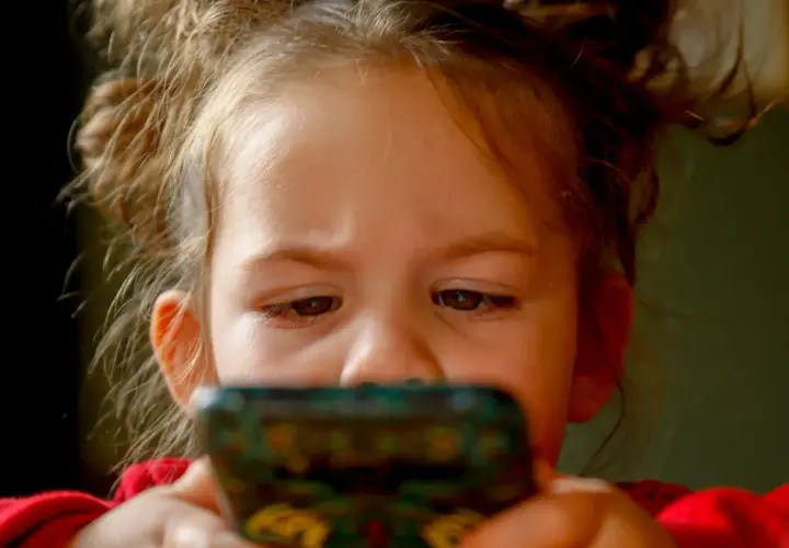 Co bardziej psuje wzrok komputer czy telefon? Sprawdź wpływ na oczy