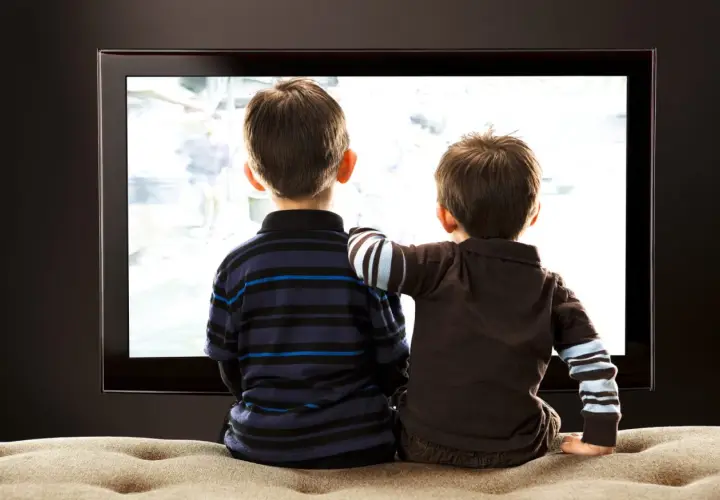 Czy oglądanie telewizji po ciemku naprawdę szkodzi wzrokowi? Fakty i mity