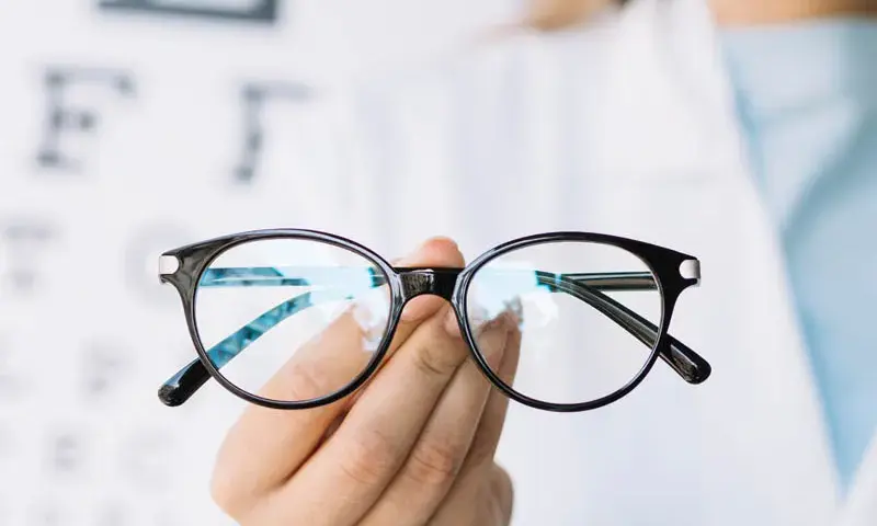 Astygmatyzm: kto lepszy - okulista czy optometrysta? Praktyczny poradnik