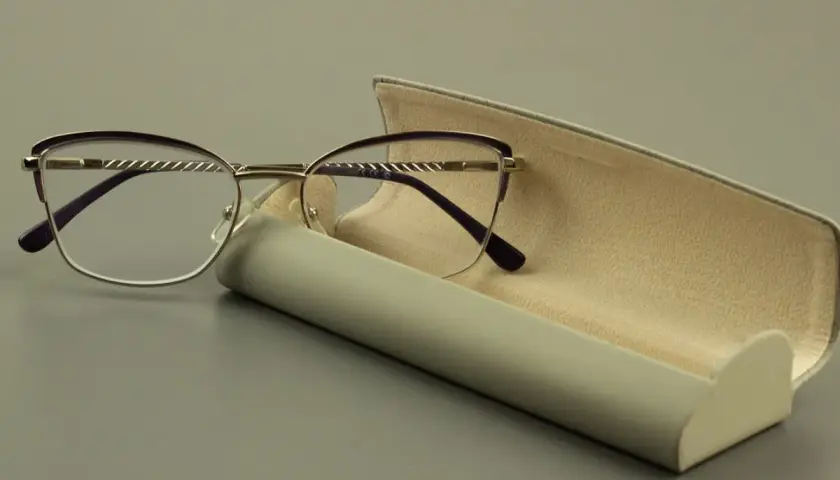 Eleganckie okulary z soczewką asferyczną i fioletowymi oprawkami, obok otwartego etui.