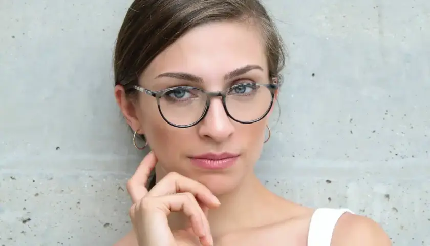 Dobór oprawek do szczupłej twarzy: 7 niezawodnych zasad wyboru okularów