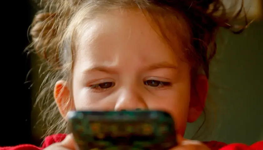 Co bardziej psuje wzrok komputer czy telefon? Sprawdź wpływ na oczy