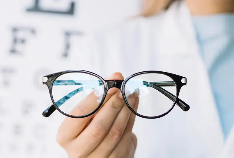 Astygmatyzm: kto lepszy - okulista czy optometrysta? Praktyczny poradnik