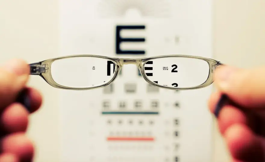 Wada wzroku minus 1 - kiedy musisz nosić okulary? Poradnik eksperta