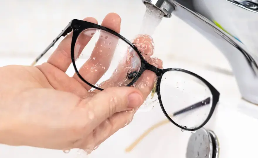 Jak czyścić okulary fotochromy, aby uniknąć zarysowań i uszkodzeń