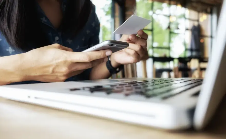 Opłaty, limity i czas realizacji transakcji na platformach rozrywkowych online – co warto wiedzieć?
