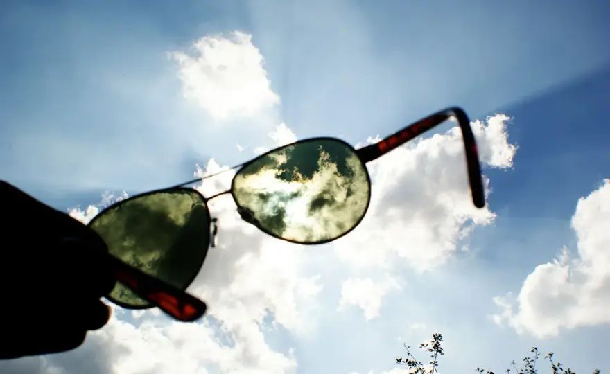 Okulary polaryzacyjne czy fotochromy - co wybrać dla lepszej ochrony?