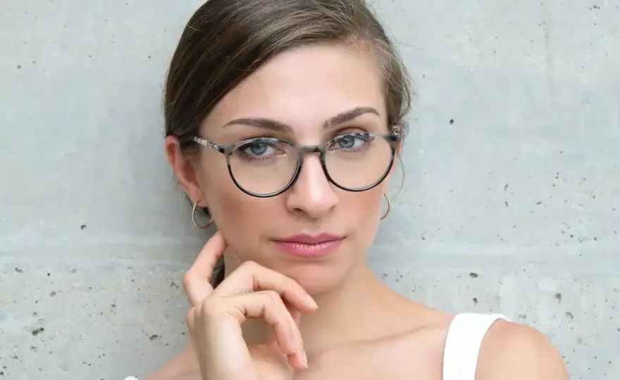 Dobór oprawek do szczupłej twarzy: 7 niezawodnych zasad wyboru okularów