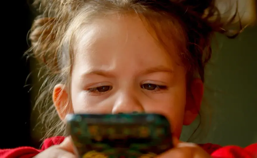 Co bardziej psuje wzrok komputer czy telefon? Sprawdź wpływ na oczy