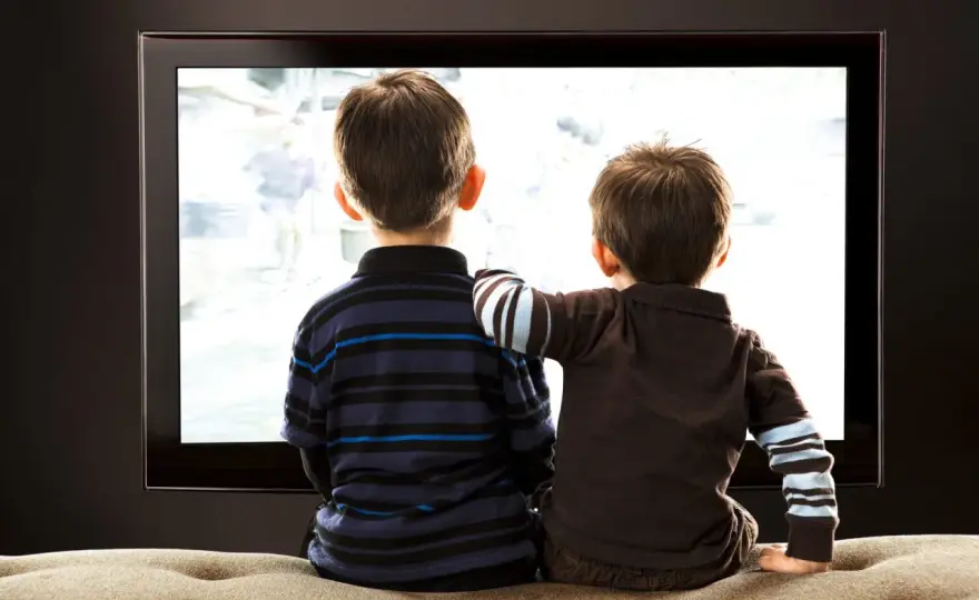 Czy oglądanie telewizji po ciemku naprawdę szkodzi wzrokowi? Fakty i mity