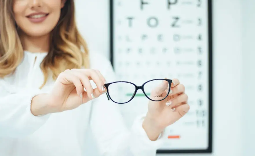 Astygmatyzm: kiedy nosić okulary, aby poprawić widzenie?