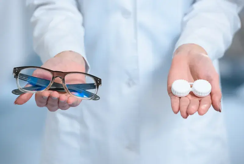 Soczewki czy okulary: kompletne porównanie wad i zalet korekcji wzroku