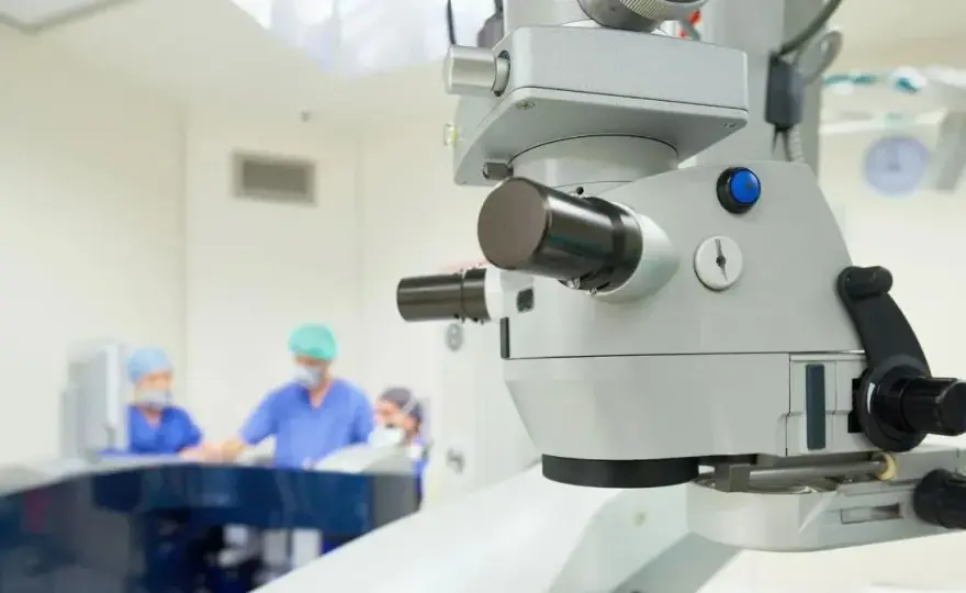 Ile kosztuje operacja laserowa wzroku? Sprawdź ceny i ukryte koszty