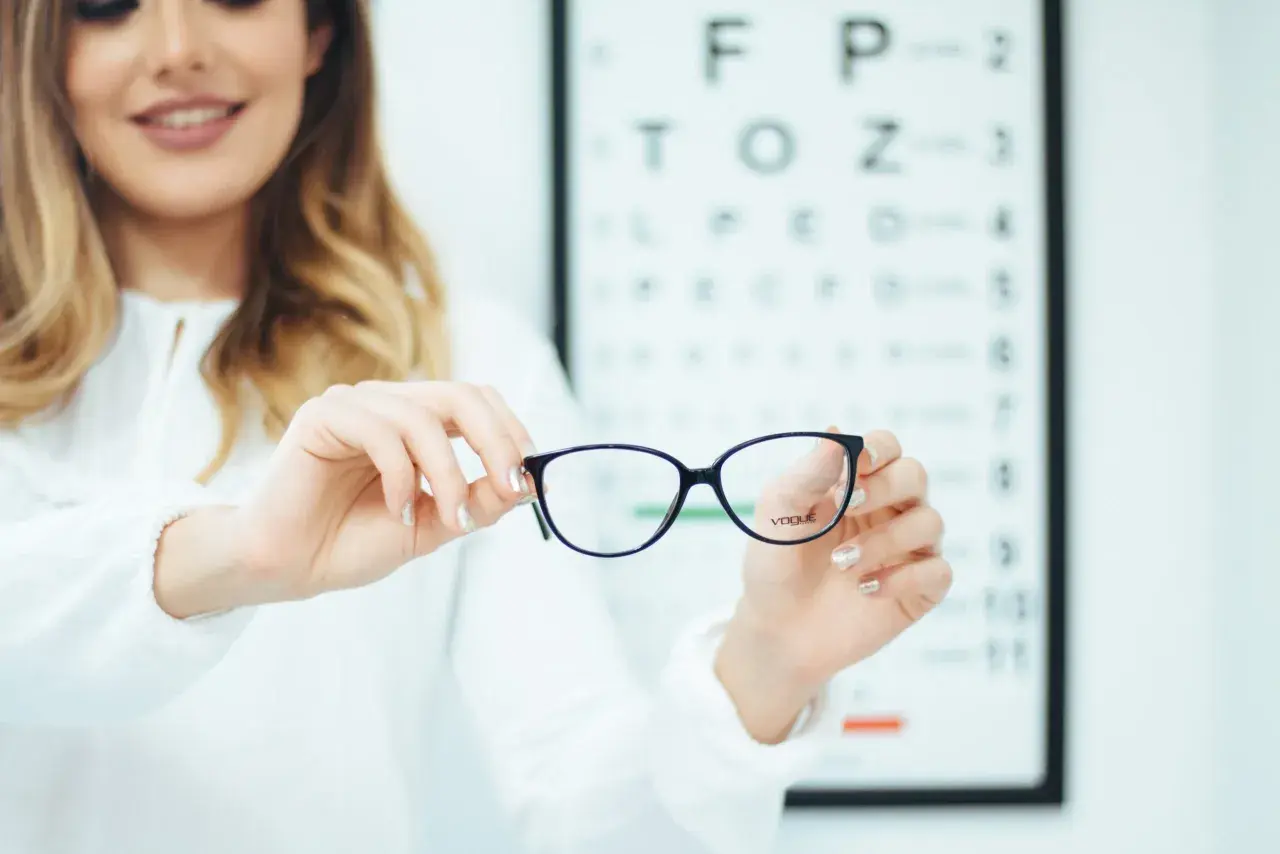Astygmatyzm: kiedy nosić okulary, aby poprawić widzenie?