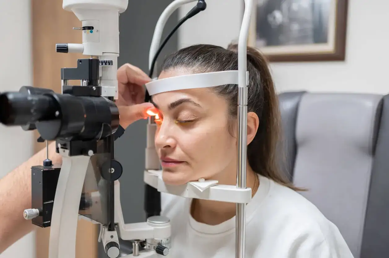 Badanie wzroku u okulisty. Lekarz używa lampy szczelinowej do diagnostyki, co jest kluczowe w procesie jaskra leczenie.