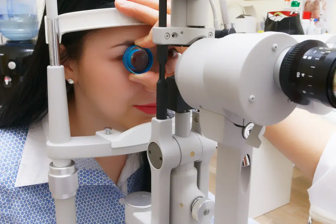 Kobieta podczas badań okulistycznych, które obejmują różne rodzaje diagnostyki wzroku.