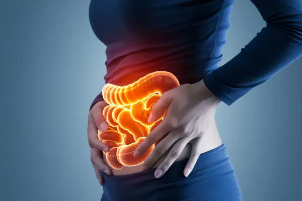 Ból brzucha, widzenie na żółto. Podświetlone jelita pulsują ciepłem, wskazując na problem.